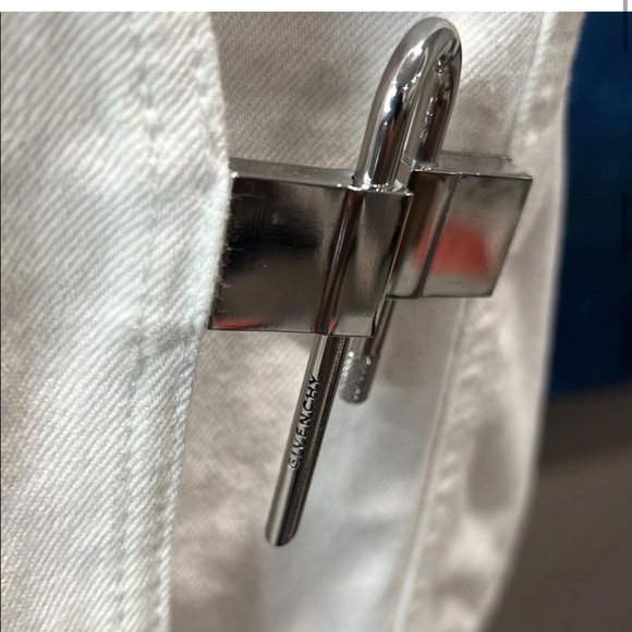 Givenchy adds a refined touch to denim for
SS22, as showcased - Picture 2 of 4